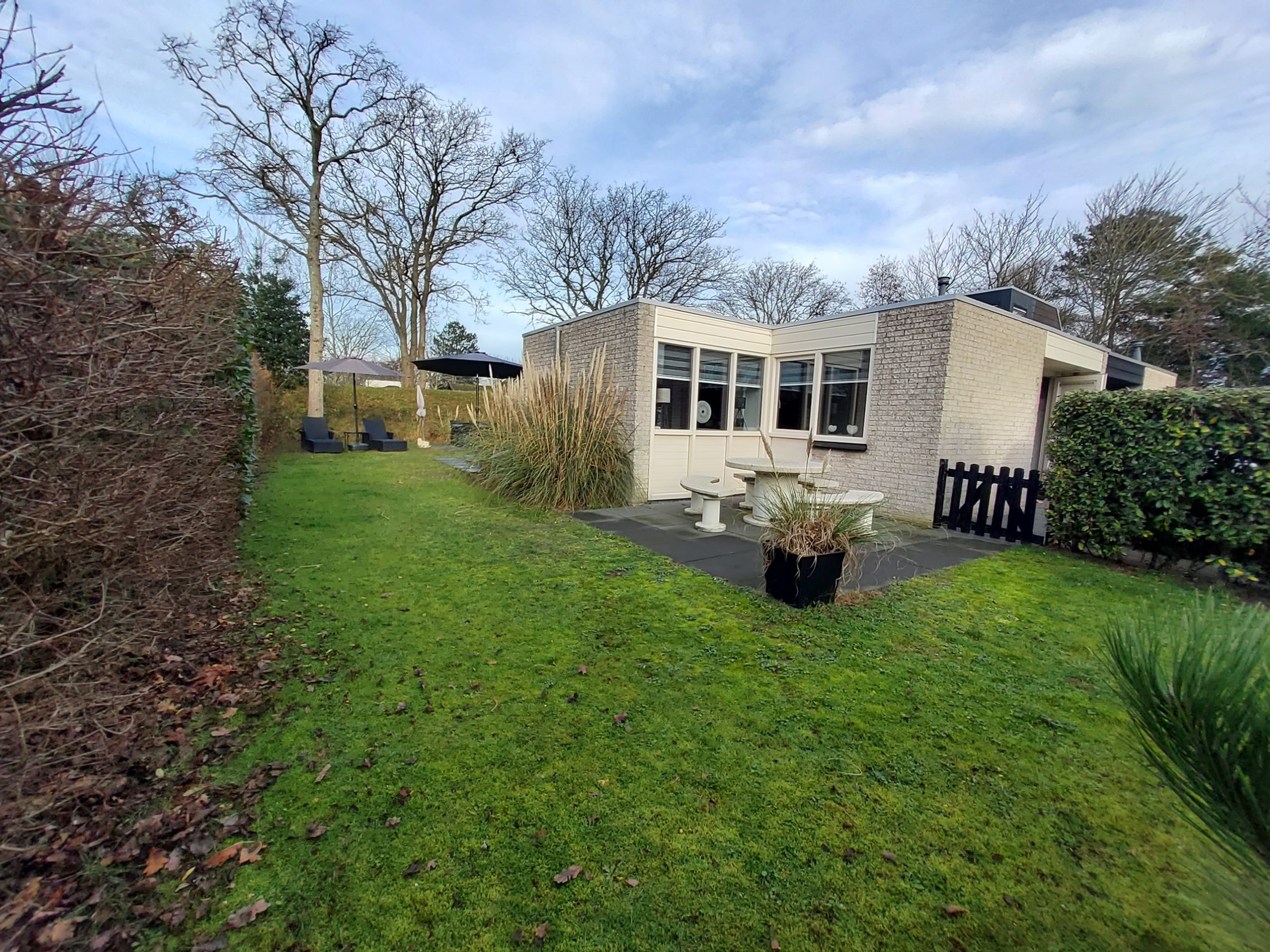 Tuin voor en zijkant afgesloten